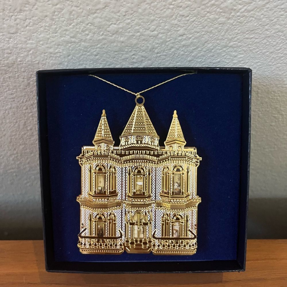 Doll Houses of the World Christmas Ornament International Collectors Society